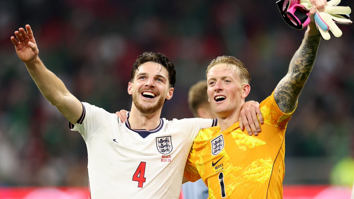 England's tweet photo. All smiles 😃 https://t.co/TKnp1WtMrV