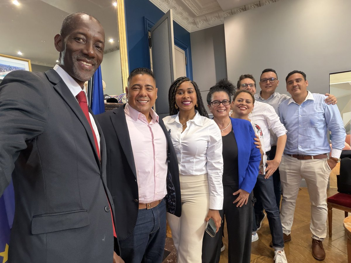 BallyBagayoko's tweet photo. 🤝 France – Colombie : unir nos regards pour construire l’avenir ! 

J’ai eu le plaisir d’échanger avec le sénateur colombien Kevin Gomez Paz, élu de la région de Cali, autour d’un enjeu majeur : croiser nos regards sur la montée de l’extrême droite et réfléchir ensemble aux réponses à construire avec nos populations.

À l’horizon 2027, nos calendriers électoraux se font écho : en France avec l’élection présidentielle, en Colombie avec les élections municipales. Au-delà des échéances, c’est une même ambition qui nous rassemble : faire vivre des projets de justice sociale, d’égalité et de démocratie, au plus près des citoyennes et des citoyens.

Ce temps d’échange, particulièrement riche en enseignements, a également permis de rappeler la contribution essentielle des Afro-descendants aux luttes pour la dignité, les droits, l’émancipation et la justice. Une mémoire et un héritage qui continuent d’éclairer nos combats présents et à venir.

Un grand merci à mon ami, le député insoumis Hadrien Clouet, d’avoir pris l’initiative de cette rencontre fraternelle, porteuse d’espoir et de perspectives communes.

#France #Colombie #Cali #CoopérationInternationale #JusticeSociale #Démocratie #Antiracisme #AfroDescendants #2027 #LaFranceInsoumise #HadrienClouet #Solidarité #Engagement