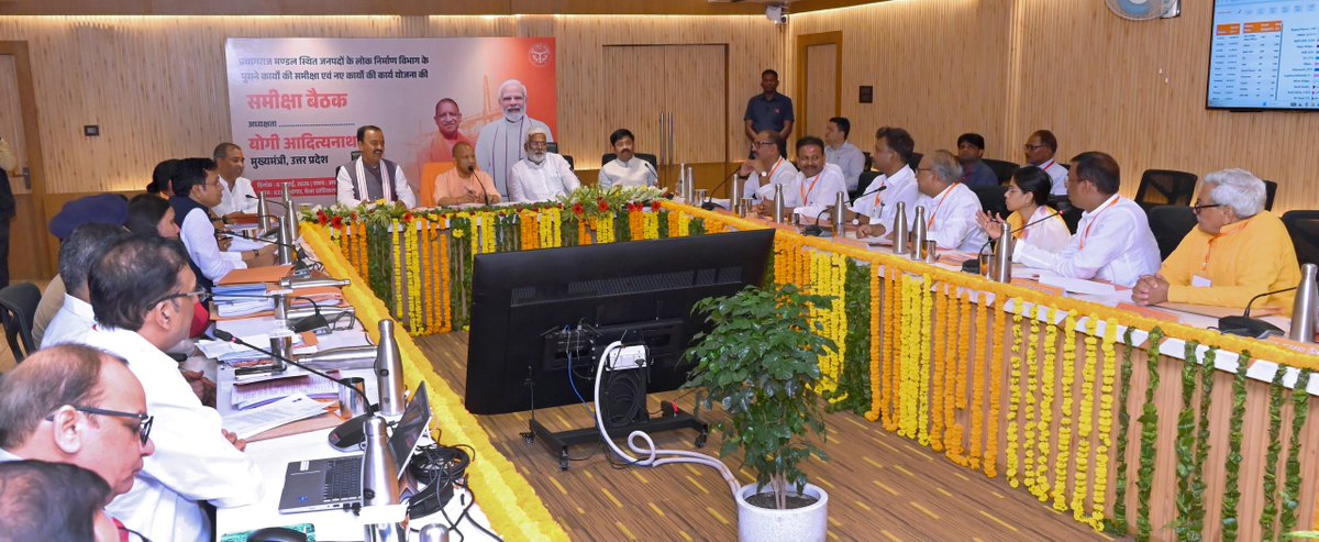 CMOfficeUP's tweet photo. मुख्यमंत्री @myogiadityanath जी ने आज प्रयागराज मंडल के लोक निर्माण विभाग के निर्माणाधीन कार्यों एवं वित्तीय वर्ष 2026-27 की कार्ययोजना की समीक्षा की।

मुख्यमंत्री जी ने विधानसभावार प्राप्त विकास प्रस्तावों की समीक्षा करते हुए निर्देश दिए कि सांसद एवं विधायकगण अपने-अपने निर्वाचन क्षेत्रों की आवश्यकताओं के अनुरूप विकास कार्यों की प्राथमिकता निर्धारित करें तथा उनके सुझावों एवं फीडबैक के आधार पर परियोजनाओं को अंतिम रूप दिया जाए।

मुख्यमंत्री जी ने प्रयागराज मंडल की 3,194 विकास परियोजनाओं को स्वीकृति प्रदान करते हुए निर्देश दिए कि आगामी 15 अगस्त तक सभी स्वीकृत परियोजनाओं का शिलान्यास कर निर्माण कार्य प्रारंभ कराया जाए। साथ ही, सभी परियोजनाओं की प्रभावी मॉनीटरिंग सुनिश्चित की जाए, ताकि प्रत्येक कार्य गुणवत्तापूर्ण एवं समयबद्ध ढंग से पूर्ण हो सके।