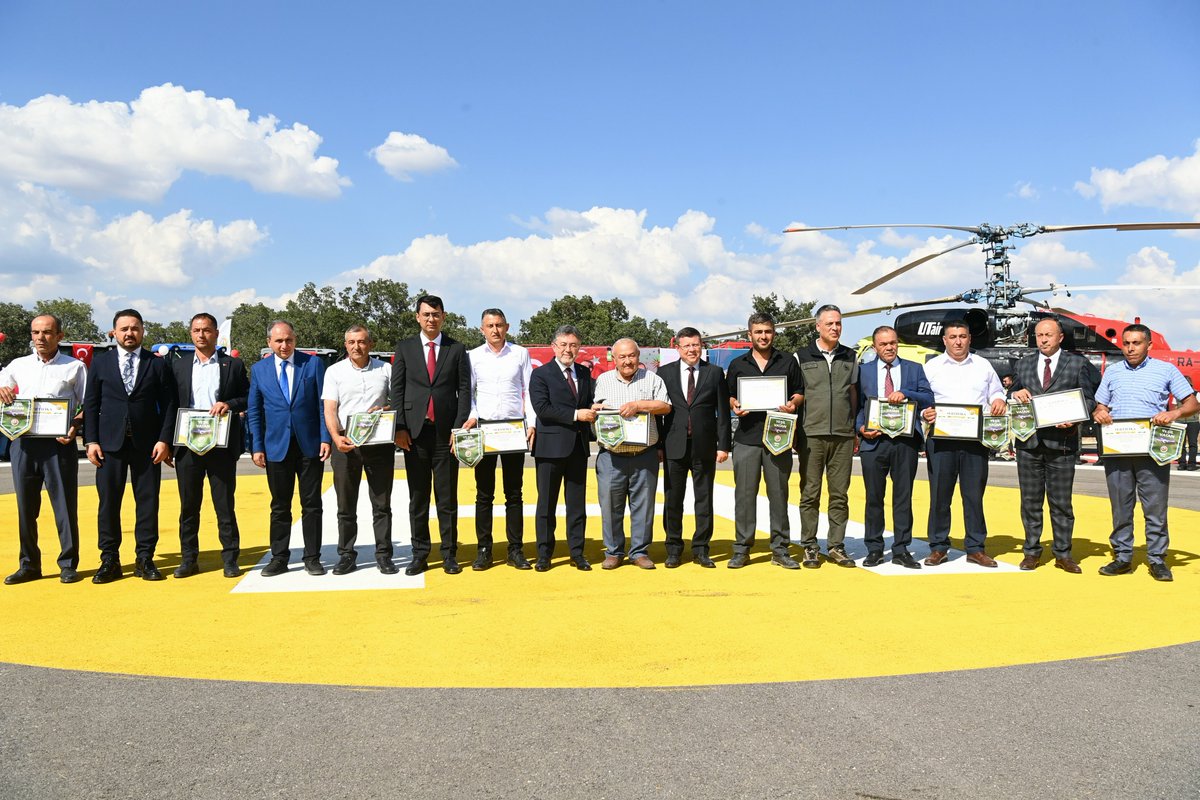 ibrahimyumakli's tweet photo. 🌾🌳 Toprağa emek veren, ormanına da sahip çıkar.

🤝 Bugün üreticilerimizle bir araya gelerek ORKÖY destekli traktörlerimizi ve köylerimize hibe edilen su tankerlerimizi teslim ettik.

✅ Üretime güç katacak, gerektiğinde orman yangınlarına ilk müdahalede görev alacak bu desteklerin üreticilerimize ve köylerimize hayırlı olmasını diliyorum.

📍 Uşak