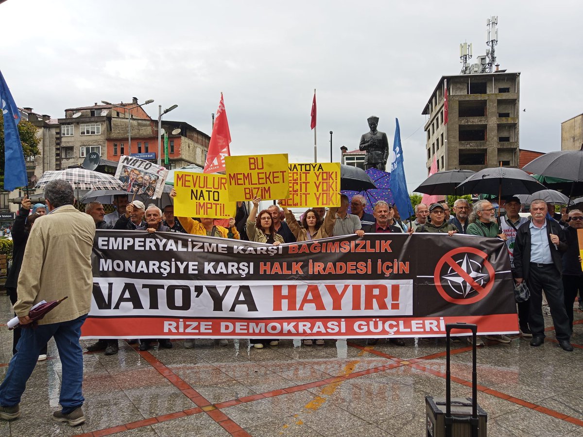 RizeSOL's tweet photo. 🔴İSTENMİYORSUNUZ!
✊🏻NATO ve işbirlikçilerine karşı Pazar Meydanına yürüdük! 

#YankeeGoHome
#NATODefol https://t.co/VlVEKZ9AFH
