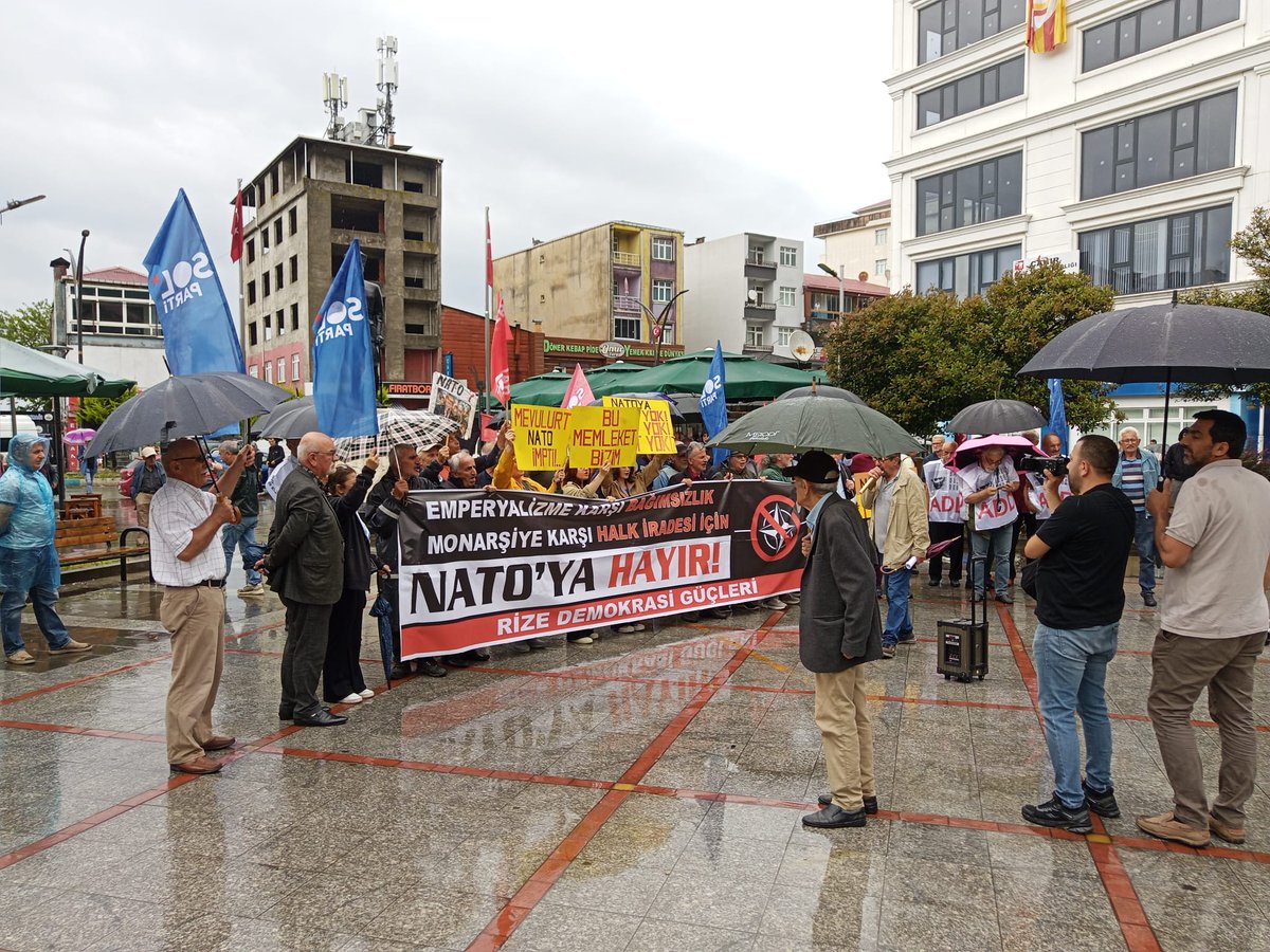 RizeSOL's tweet photo. 🔴İSTENMİYORSUNUZ!
✊🏻NATO ve işbirlikçilerine karşı Pazar Meydanına yürüdük! 

#YankeeGoHome
#NATODefol https://t.co/VlVEKZ9AFH