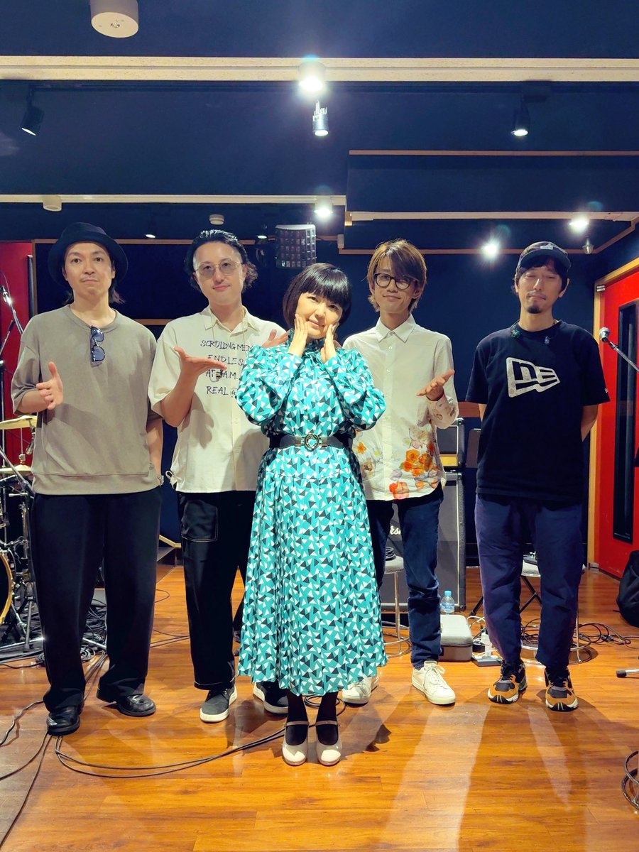 miccabose's tweet photo. そこはかとない体調不良が続いた数日でしたが、本日のリハにギリギリ間に合って良かった！
バンドでフランス行きます🌹
ヨーロッパみんなで行きたかったから嬉しい。でもきっと現場は過酷。笑
色んな意味で楽しみです🥳

さて…明日はパッキングdayです。 https://t.co/PJork872UB