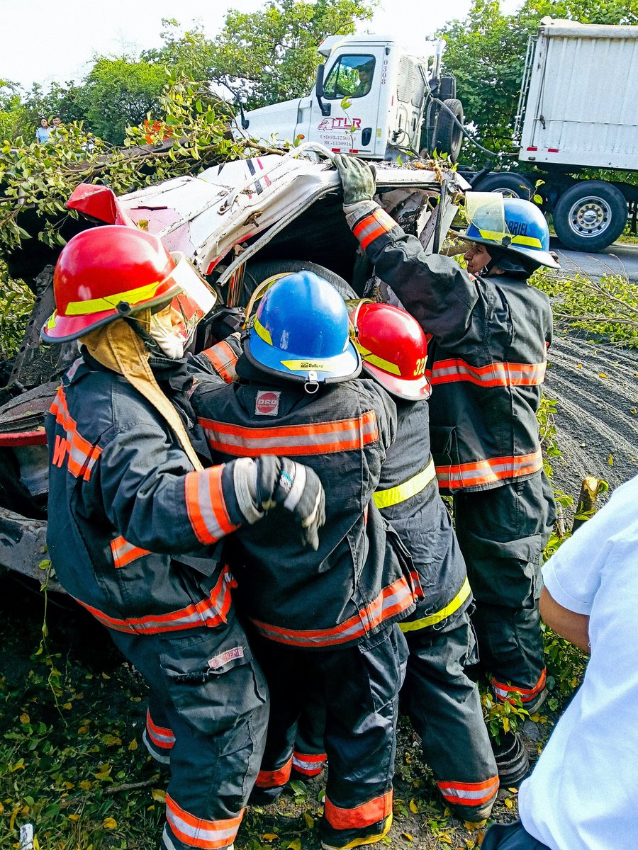 decentroDES's tweet photo. #TráficoSV| |Tres personas atrapadas en un vehículo dejó un accidente de tránsito en el Km 34 de la carretera Panamericana, en Cojutepeque, #CuscatlánSur. Las víctimas fueron rescatadas por un Equipo Táctico Operativo y el Cuerpo de @BomberosSV,
 informa @PROCIVILSV.
📸Cortesía https://t.co/6uHEwlksMI