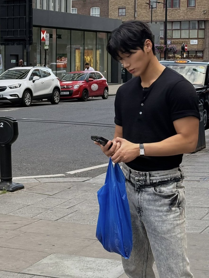 SIRENHWAS's tweet photo. He really heard about those phone thefts in London https://t.co/gMb61P6i6d