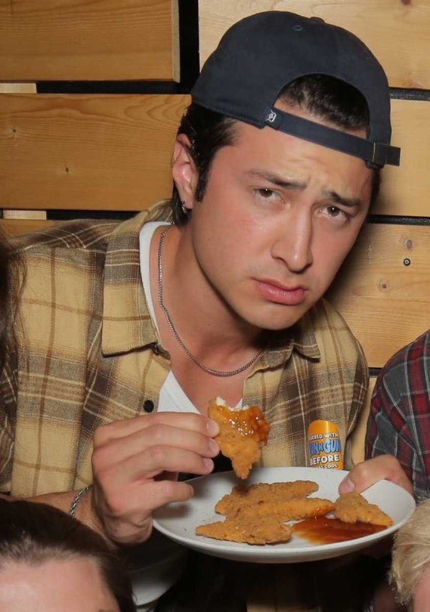 tayhudthinker's tweet photo. 🚨 | Hudson Williams was eating chicken tenders with ketchup and seemingly ranch. https://t.co/Ekejuyyp8U