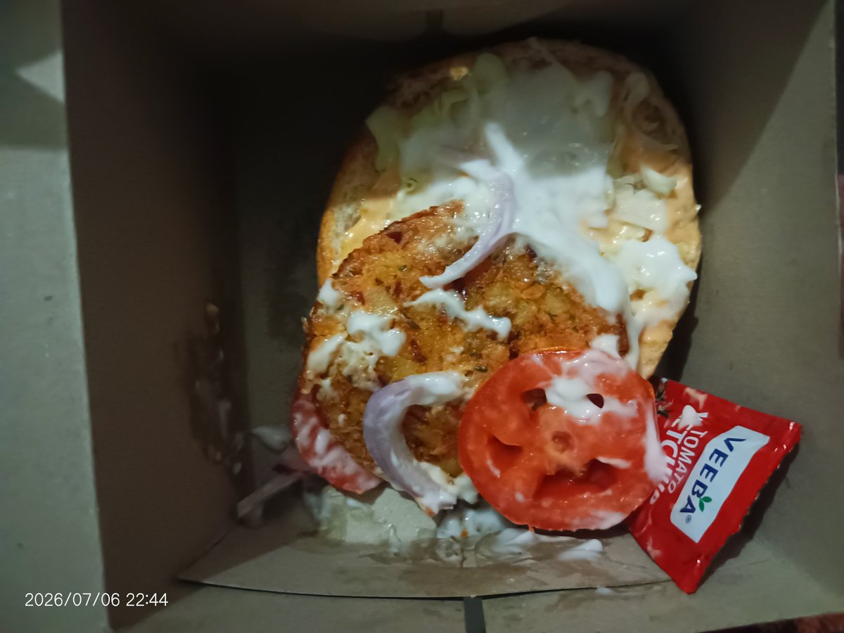 Vivek7374M's tweet photo. @zomatocare beautiful burgur by zomato order id 8324538089 https://t.co/VH3hh4lWUE