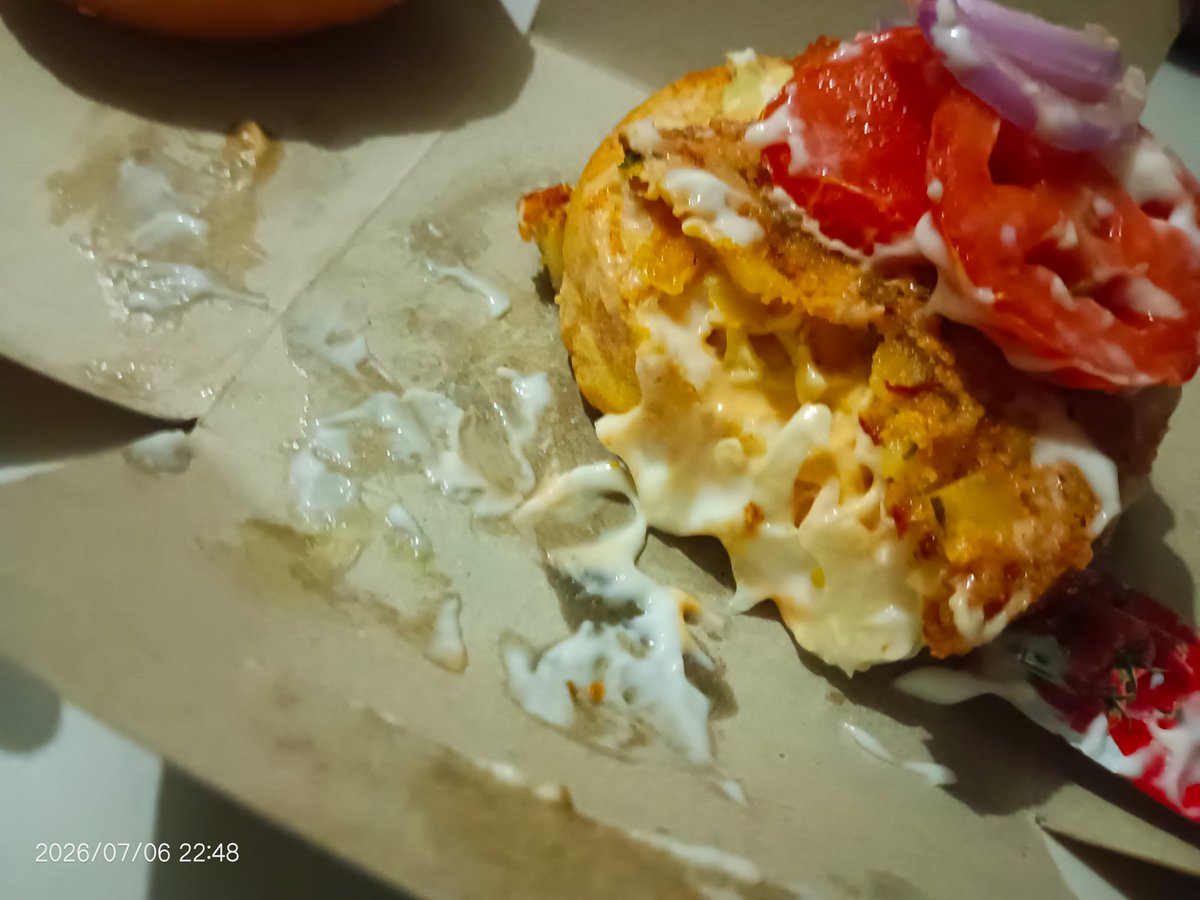 Vivek7374M's tweet photo. @zomatocare beautiful burgur by zomato order id 8324538089 https://t.co/VH3hh4lWUE