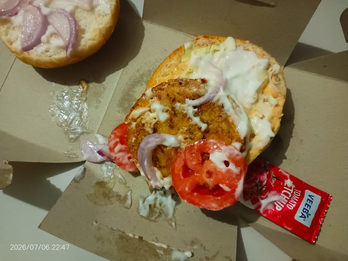 Vivek7374M's tweet photo. @zomatocare beautiful burgur by zomato order id 8324538089 https://t.co/VH3hh4lWUE