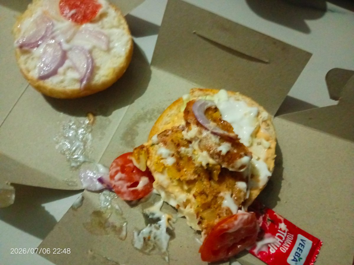 Vivek7374M's tweet photo. @zomatocare beautiful burgur by zomato order id 8324538089 https://t.co/VH3hh4lWUE