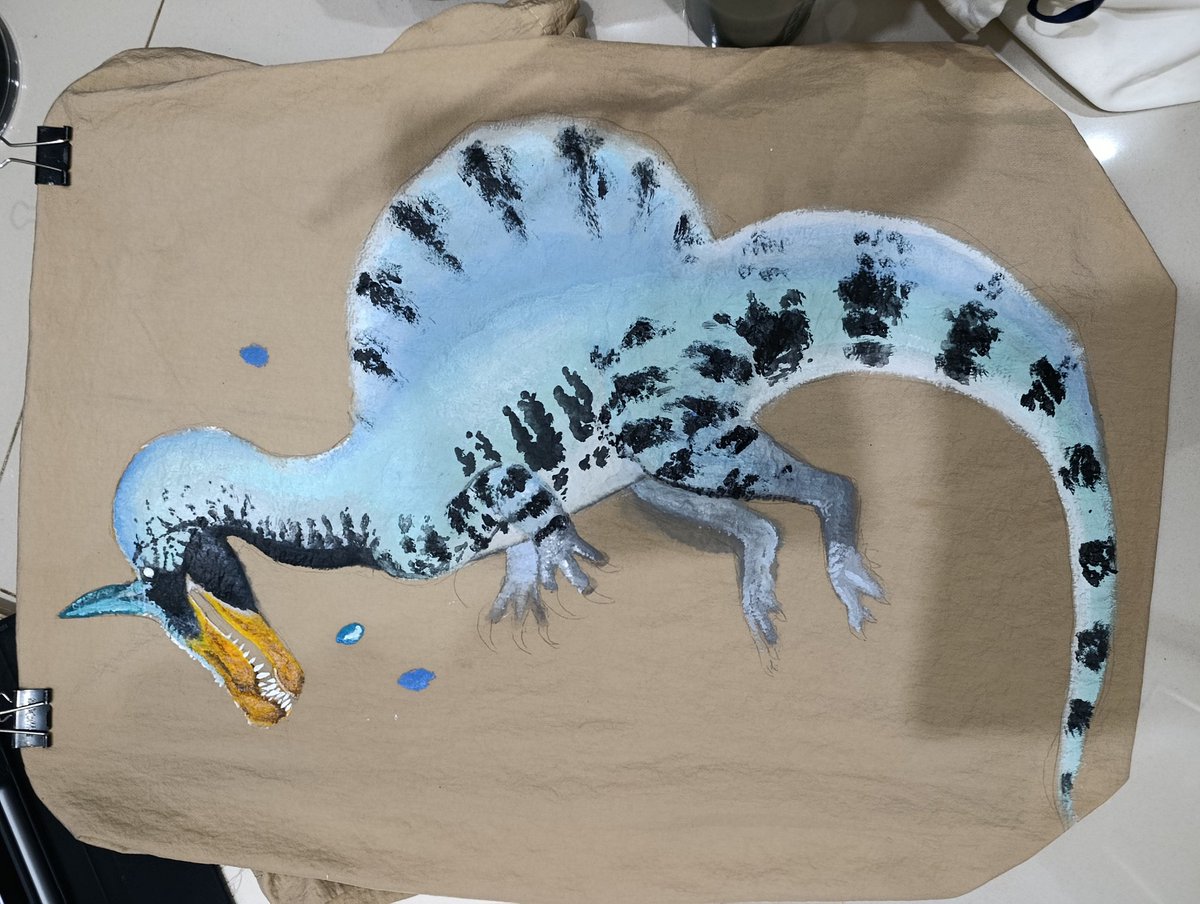 mantian2006's tweet photo. Painting a spino on my shirt https://t.co/j8Oey4znDH