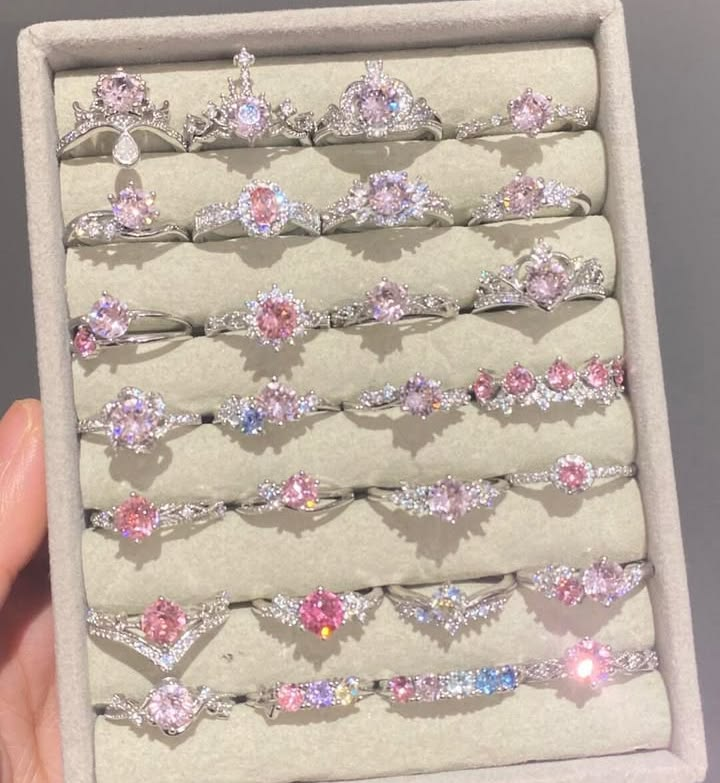 archivedlooks's tweet photo. You can never own too much jewellery https://t.co/cbjL2jlyXa