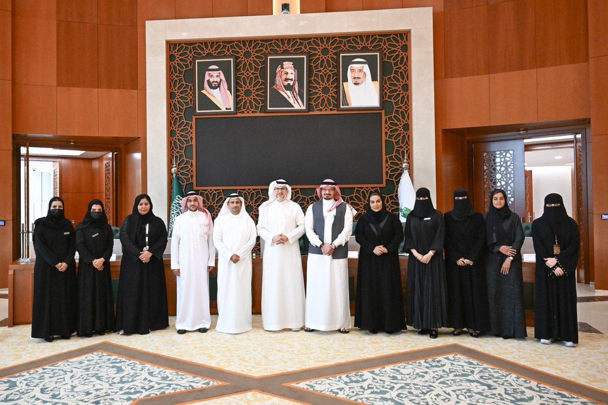 KAU_Campus's tweet photo. كرّم سعادة رئيس جامعة الملك عبدالعزيز الدكتور طريف الأعمى، المشاركين في مبادرة سفراء مركز الاتصال المؤسسي وبرنامج التدريب التعاوني، إلى جانب منسوبي مركز الاتصال المؤسسي، تقديرًا لإسهاماتهم في دعم أعمال المركز وتعزيز الحضور المؤسسي للجامعة.

وجمعت المبادرة طلبة من كليات الاتصال والإعلام، والهندسة، والحقوق، وعلوم الأرض، والعلوم، والسياحة، والعمارة والتخطيط، وعلوم البحار، إضافة إلى مشاركين من مركز الملك فهد للبحوث الطبية، ومركز تعزيز الصحة، ومركز المبدعون، في تجربة جسّدت تكامل التخصصات وتوظيف الطاقات الجامعية في بيئة عمل احترافية.

#جامعة_الملك_عبدالعزيز #Kau