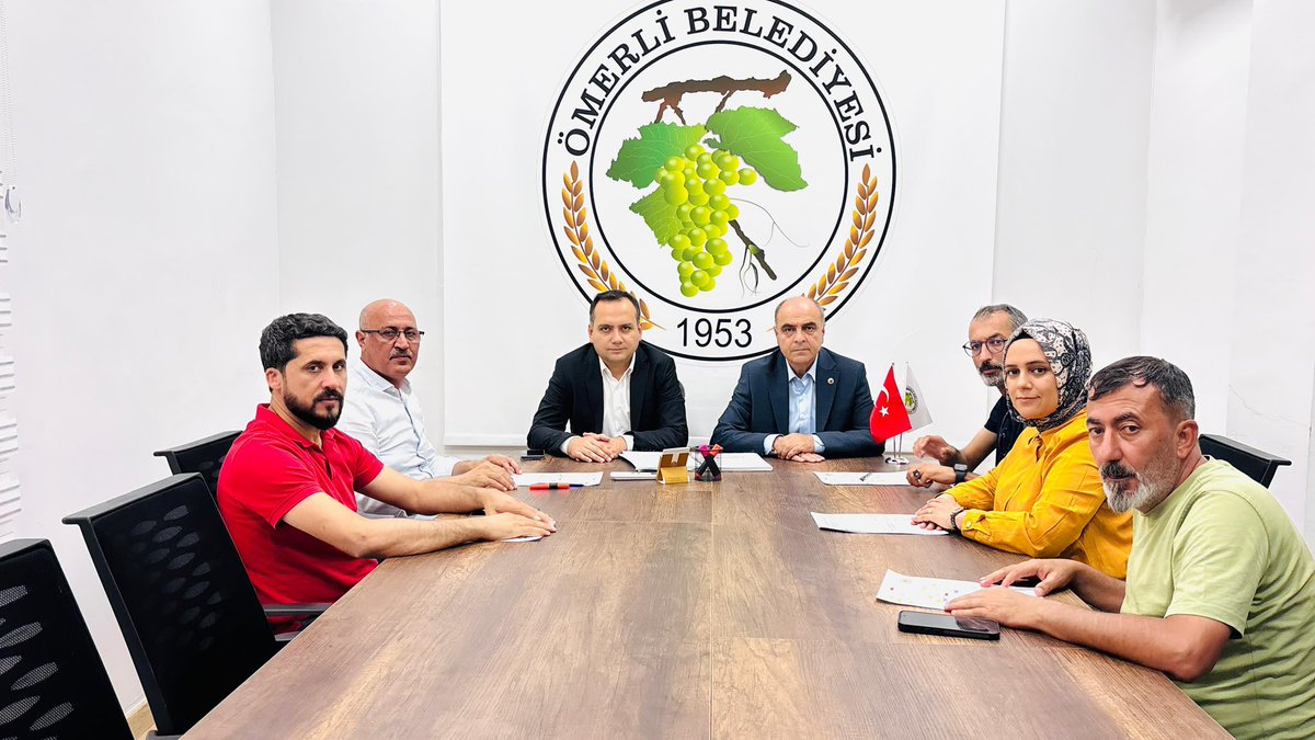 OmerliBelediye's tweet photo. Belediye Başkanımız Sayın Hüsamettin Altındağ, İlçe Kaymakamımız Sayın Furkan Çakır ile birlikte ilçemizde devam eden yol çalışmaları kapsamında Mardin Büyükşehir Belediyesi ekipleriyle bir araya geldi. https://t.co/AHOQD5mNu1