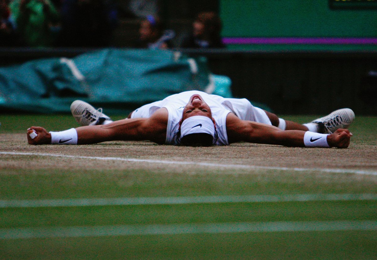 MPlusDeportes's tweet photo. 🤩 Tal día como hoy, hace 18 años, se estaba jugando 𝐮𝐧 𝐩𝐚𝐫𝐭𝐢𝐝𝐨 de los que recuerdas toda la vida: la mítica final de #Wimbledon 2008 entre Federer y Nadal.

¿𝑫𝒐́𝒏𝒅𝒆 𝒆𝒔𝒕𝒂𝒃𝒂𝒔 𝒂𝒒𝒖𝒆𝒍 𝒅𝒊́𝒂?

#LaPistaDelTenis https://t.co/3ehO7iyCVi