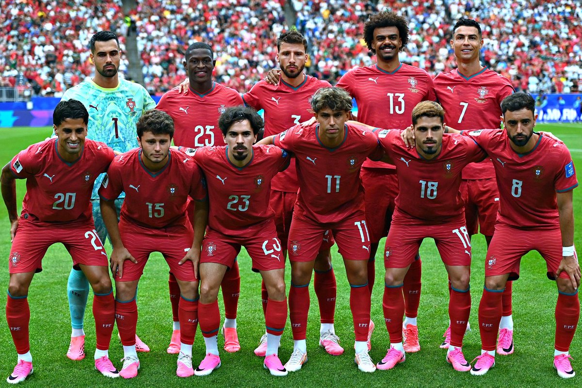 B24PT's tweet photo. XI PORTUGAL: Diogo Costa, Cancelo, Rúben Dias, Renato Veiga, Nuno Mendes, Vitinha, João Neves, Bruno Fernandes, Pedro Neto, João Félix, Ronaldo. https://t.co/gzbIQDefYI