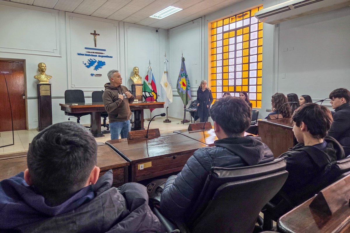 hcdlanus's tweet photo. 🏛 Continúan nuestras visitas guiadas al @hcdlanus, en el marco del programa Concejo Abierto, donde conversamos con escuelas primarias y secundarias, clubes de barrio y otras instituciones de la ciudad acerca de la historia y el funcionamiento de la casa.

Agradecemos a las y los estudiantes del Instituto San Agustín de Remedios de Escalada, y a sus docentes, por acercarse hasta el recinto.

Recordá que sí formás parte de alguna institución de Lanús podés coordinar una visita, llamando al 4357-5199 o escribiendo a concejoabierto@lanus.gob.ar

#HCdLanús