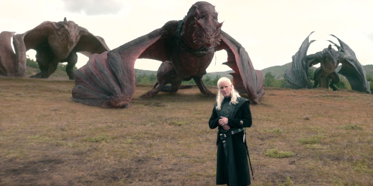 QuentWestbrook's tweet photo. Olaalaaa l'épisode 3 de la Saison 3 d'#HouseOfTheDragon  est encore une fois GÉNIAL et aussi bon que les 2 épisodes précédents ! 🤩🔥

Emma D'Arcy crève l'écran et nous livre une performance INCROYABLE. Vraiment je suis choqué du niveau d'acting et de toutes les émotions qu'elle nous transmet.

Un épisode plein de tension, avec une ambiance très oppressante et angoissante...
C'est vraiment parfaitement géré de par la réalisation, la musique, la mise en scène, etc.

On suit Rhaenyra au cœur de son ascension au Thrones. Elle est submergé par des tas de problématiques presque impossible à gérer. Et on l'a sent perdre pied et lutter pour garder son humanité...
Les péripéties sont passionnantes et le suspens est total en ce qui concerne la suite de cette histoire.

La bande originale est dingue dans cet épisode, ça joue parfaitement avec nos émotions. 

Bref, j'ai beaucoup trop hâte de voir la suite 🔥🔥🔥