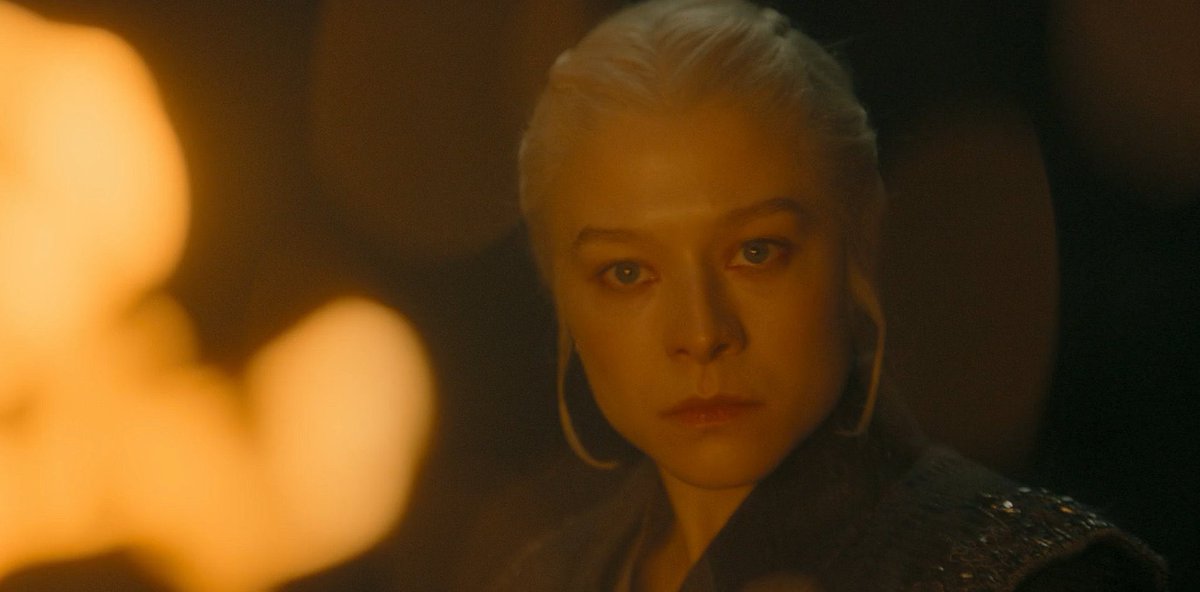 QuentWestbrook's tweet photo. Olaalaaa l'épisode 3 de la Saison 3 d'#HouseOfTheDragon  est encore une fois GÉNIAL et aussi bon que les 2 épisodes précédents ! 🤩🔥

Emma D'Arcy crève l'écran et nous livre une performance INCROYABLE. Vraiment je suis choqué du niveau d'acting et de toutes les émotions qu'elle nous transmet.

Un épisode plein de tension, avec une ambiance très oppressante et angoissante...
C'est vraiment parfaitement géré de par la réalisation, la musique, la mise en scène, etc.

On suit Rhaenyra au cœur de son ascension au Thrones. Elle est submergé par des tas de problématiques presque impossible à gérer. Et on l'a sent perdre pied et lutter pour garder son humanité...
Les péripéties sont passionnantes et le suspens est total en ce qui concerne la suite de cette histoire.

La bande originale est dingue dans cet épisode, ça joue parfaitement avec nos émotions. 

Bref, j'ai beaucoup trop hâte de voir la suite 🔥🔥🔥