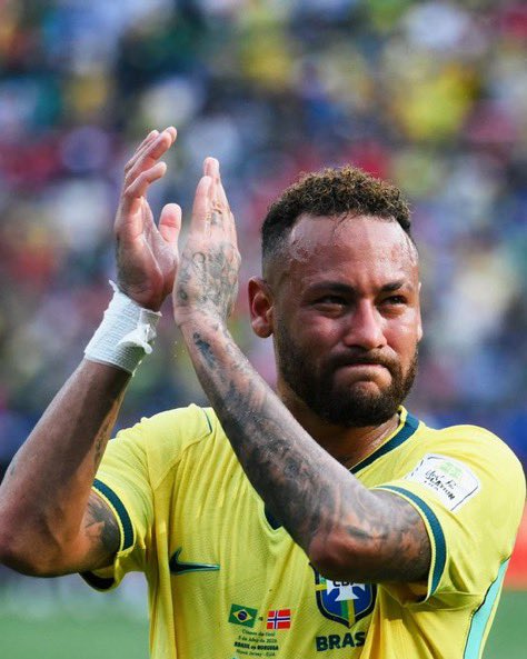 TeamNey10's tweet photo. 🚨🚨🚨🚨🚨🚨🚨🚨🚨🚨🚨
الأسطورة نيمار وضع لايك لطلب أحد المعجبين يطلب منه أن يلعب عالاقل مباراته الأخيره في الماركانا 🥹❤️🇧🇷

ترجمه المقطع : 
نيمار، لديّ طلب منك يا رجل. أود أن أقدّم طلبًا باسم كل البرازيل، حسنًا؟ لقد أعلنتَ أن مباراتك ضد النرويج كانت الأخيرة لك مع المنتخب البرازيلي، أي أنك تعتزل دوليًا.

لكن بصراحة، يا أخي، أنت الهدّاف التاريخي لنا، ولا تستحق وداعًا كهذا. ما هو طلبي؟ أن تلعب مباراة أخيرة هنا في البرازيل. أعلم أنك بدأت مع المنتخب في ملعب ميتلايف وسجّلت هناك أول أهدافك، وبشكل تلقائي ستكون مباراة النرويج — نظريًا — هي الأخيرة لك وآخر أهدافك. سيناريو درامي وحزين.

لكن بصراحة، في ملعب ماراكانا، حيث عشت أعظم لحظاتك مع المنتخب البرازيلي — الذهبية الأولمبية وكأس القارات — أريدك أن تلعب مباراتك الأخيرة بقميص المنتخب هناك. أعطِ الجماهير فرصة لتوديعك بشكل أفضل، بعقلية أهدأ، بعيدًا عن أجواء الإقصاء والخيبة.

لأنني لا أقبل أن ينهي الهدّاف التاريخي لمنتخبنا مسيرته بهذه الطريقة. ولا أريد حتى الدخول في التفاصيل، لأن بعض الأمور تثير غضبي.

على أي حال، هذا هو طلبي. لا تحتاج للرد الآن، أعلم أنك بالتأكيد لست في الحالة الذهنية المناسبة. فقط احتفظ بالأمر في قلبك، وفكّر فيه جيدًا. فالبرازيل بأكملها تنتظر ردّك 🥺❤️