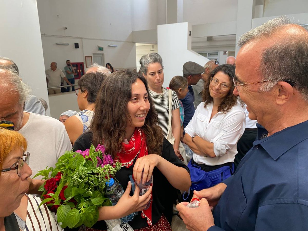 ibrahimyesilsol's tweet photo. Bugün Esra Işık’ın karar duruşmasındaydık.

Havasını, suyunu, toprağını, ormanını korumak isteyen Esra’ya verilen ceza, ona bu cezayı verenlerin ayıbıdır.

Esra Işık bugün ve gelecekte yaşamı savunan, doğasını koruyan, talana karşı çıkan biri olarak anılacaktır. Ona bu hukuksuz cezayı verenlerse doğal talanının suçluları olarak hafızlarda kalacaktır.