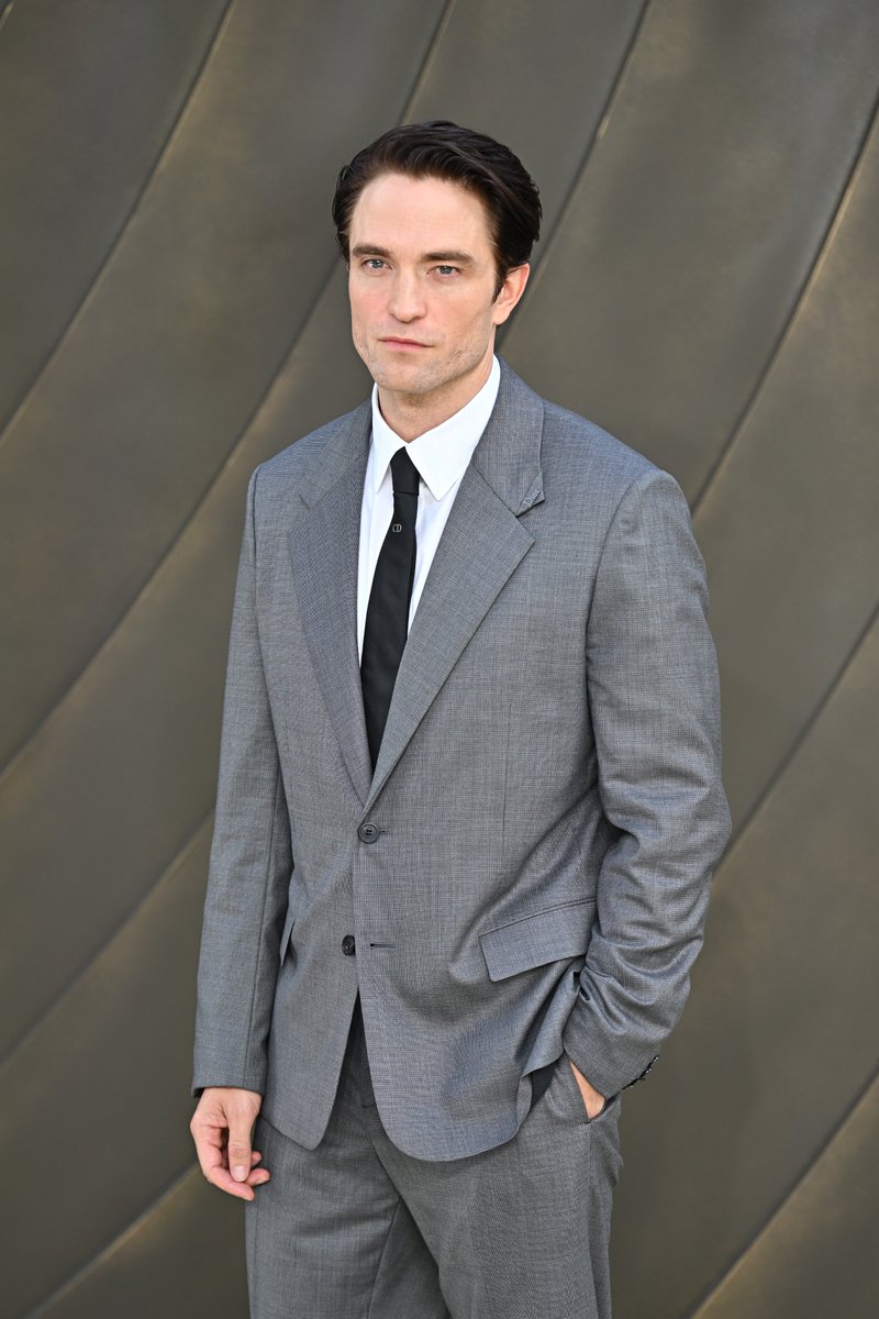 Variety's tweet photo. Robert Pattinson arrives to #TheOdyssey world premiere https://t.co/sjfBX5zyLj