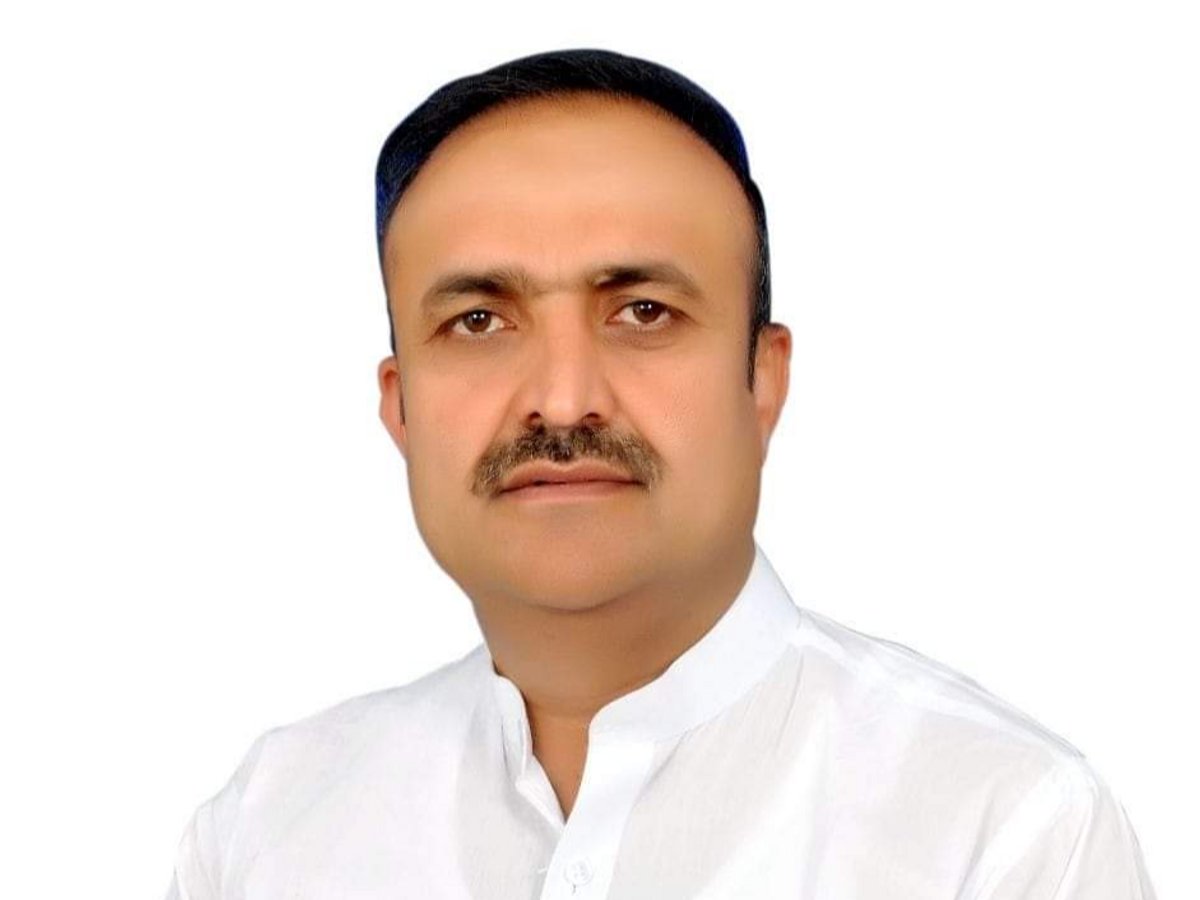 GauravPalRaj's tweet photo. फिरोज आफताब ने सहारनपुर में मुस्लिम नेताओं का कद बढ़ा दिया है। 

फिरोज के भाषण का मुसलमान पर ऐसा असर हुआ है कि अखिलेश यादव निकले गए छोड़ कर गए दगे हुए नेताओं को लखनऊ बुलाकर मिल रहे हैं। 

नकुड से साहिल खान ने सपा में वापसी की और अब बसपा के पूर्व प्रत्याशी माजिद अली को अखिलेश यादव ने लखनऊ बुलाया है। 

फिरोज आफताब सहारनपुर में गाढो के नेता हैं 
और माजिद अली भी गाढा बिरादरी से है