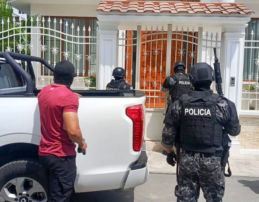 FiscaliaEcuador's tweet photo. #ATENCIÓN | #ElOro: #FiscalíaEc y @PoliciaEcuador detuvieron esta mañana a Darío Javier M. S., alcalde de #Machala, y a su esposa durante 2 allanamientos, en el marco de una investigación por presunto #EnriquecimientoIlícito. También fue detenida otra persona con fines investigativos.