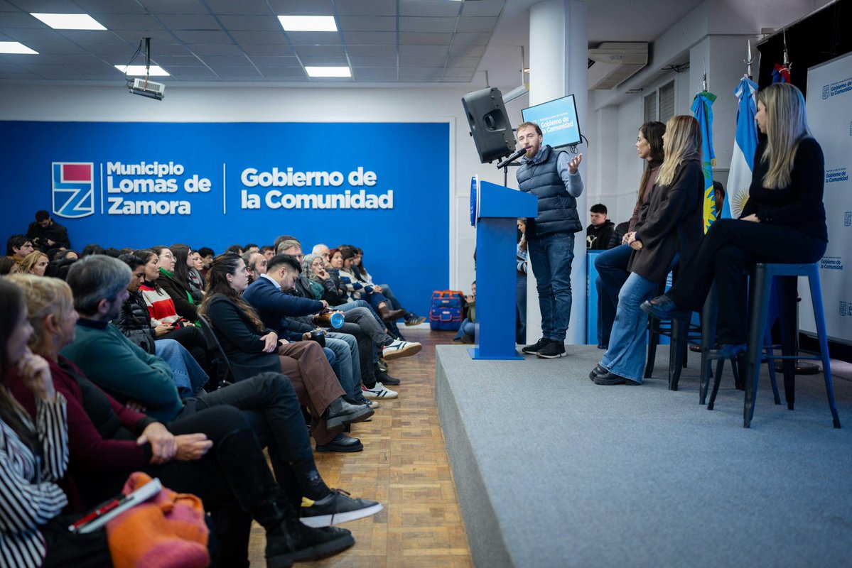 fotermin's tweet photo. Presentamos el programa de abordaje de Salud Mental y Consumos Problemáticos del Gobierno de la Comunidad.

La pesadilla que nos toca vivir a nivel nacional va a pasar y estamos convencidos de que, además de sufrir, algo tenemos que aprender. En Lomas decidimos sumar nuestras capacidades para acompañar a quienes sufren y poder construir un futuro mejor. Junto a @julietacalmels y el equipo del @MunicipioLdeZ pusimos en marcha un programa integral que incluye atención psicológica con 125 profesionales en los 40 Centros Integrales de Salud, construcción de un área de internación psiquiátrica en el Hospital de Llavallol y dispositivos de asistencia en los barrios.