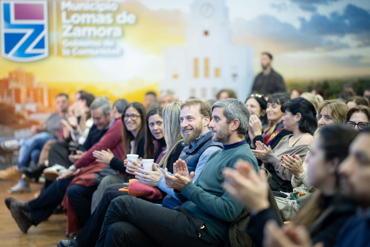 fotermin's tweet photo. Presentamos el programa de abordaje de Salud Mental y Consumos Problemáticos del Gobierno de la Comunidad.

La pesadilla que nos toca vivir a nivel nacional va a pasar y estamos convencidos de que, además de sufrir, algo tenemos que aprender. En Lomas decidimos sumar nuestras capacidades para acompañar a quienes sufren y poder construir un futuro mejor. Junto a @julietacalmels y el equipo del @MunicipioLdeZ pusimos en marcha un programa integral que incluye atención psicológica con 125 profesionales en los 40 Centros Integrales de Salud, construcción de un área de internación psiquiátrica en el Hospital de Llavallol y dispositivos de asistencia en los barrios.