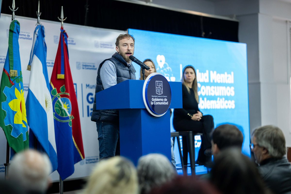 fotermin's tweet photo. Presentamos el programa de abordaje de Salud Mental y Consumos Problemáticos del Gobierno de la Comunidad.

La pesadilla que nos toca vivir a nivel nacional va a pasar y estamos convencidos de que, además de sufrir, algo tenemos que aprender. En Lomas decidimos sumar nuestras capacidades para acompañar a quienes sufren y poder construir un futuro mejor. Junto a @julietacalmels y el equipo del @MunicipioLdeZ pusimos en marcha un programa integral que incluye atención psicológica con 125 profesionales en los 40 Centros Integrales de Salud, construcción de un área de internación psiquiátrica en el Hospital de Llavallol y dispositivos de asistencia en los barrios.