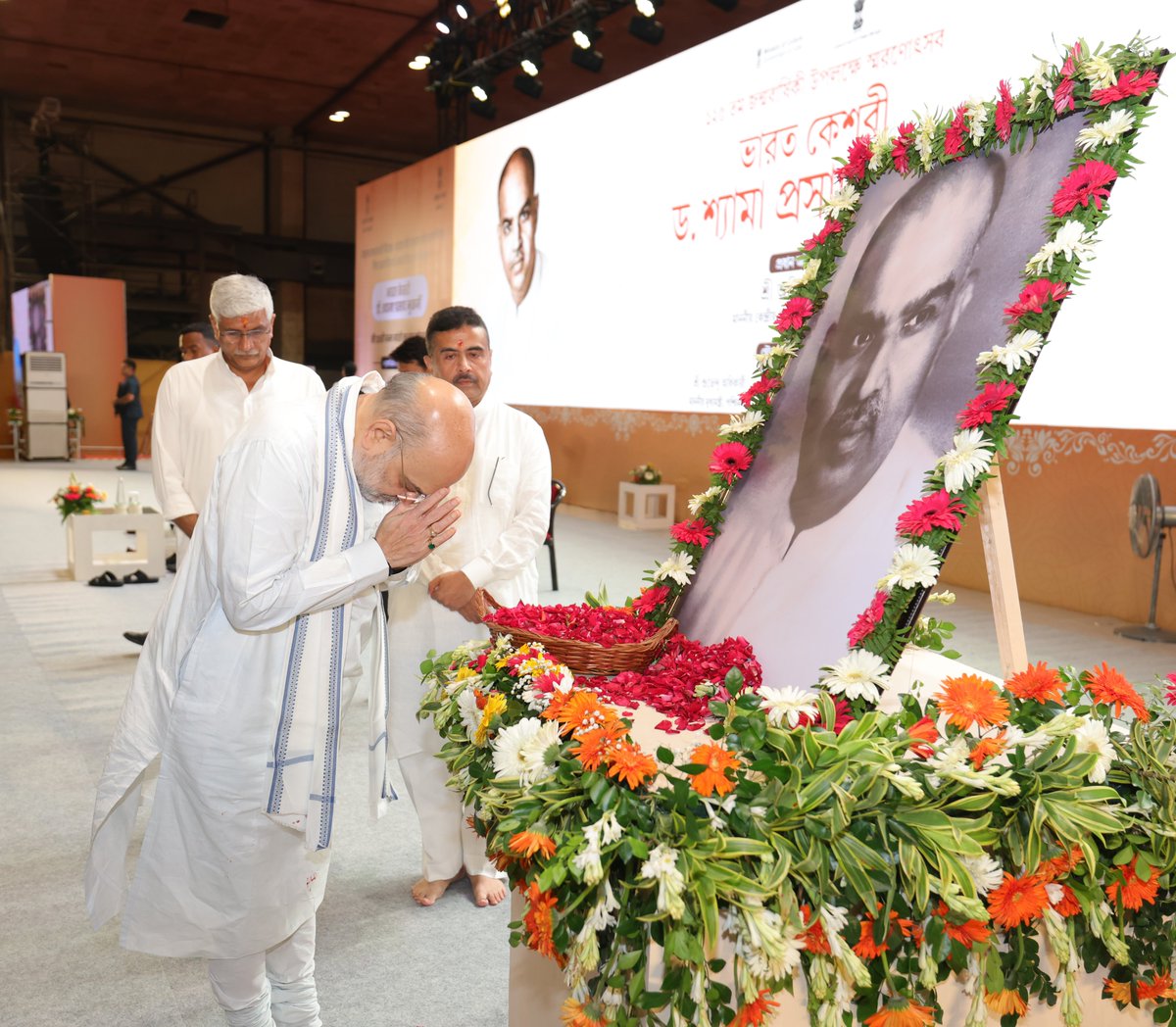 AmitShah's tweet photo. आज कोलकाता में डॉ. श्यामा प्रसाद मुखर्जी जी की 125वीं जयंती पर आयोजित 'स्मरणोत्सव' में राष्ट्र निर्माण में उनके योगदान को स्मरण कर नमन किया।

ओजस्वी शिक्षाविद् व दूरदर्शी राष्ट्रनायक डॉ. मुखर्जी जी का जीवन इस बात का प्रमाण है कि जब कोई विचार संकल्प में परिवर्तित होता है, तो वह आने वाली अनेक पीढ़ियों की दिशा तय करता है। बंगाल की धरती से उठी उनकी आवाज ने राष्ट्र की नींव को वैचारिक बल दिया और आज वही विचार भाजपा के करोड़ों कार्यकर्ताओं की ऊर्जा बनकर देश को नई ऊंचाइयों पर ले जा रहा है।