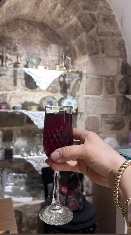 DERIKO_47's tweet photo. Zerde Mardin'de Reyhan keyfi 🍷 https://t.co/hAl23WvFPG