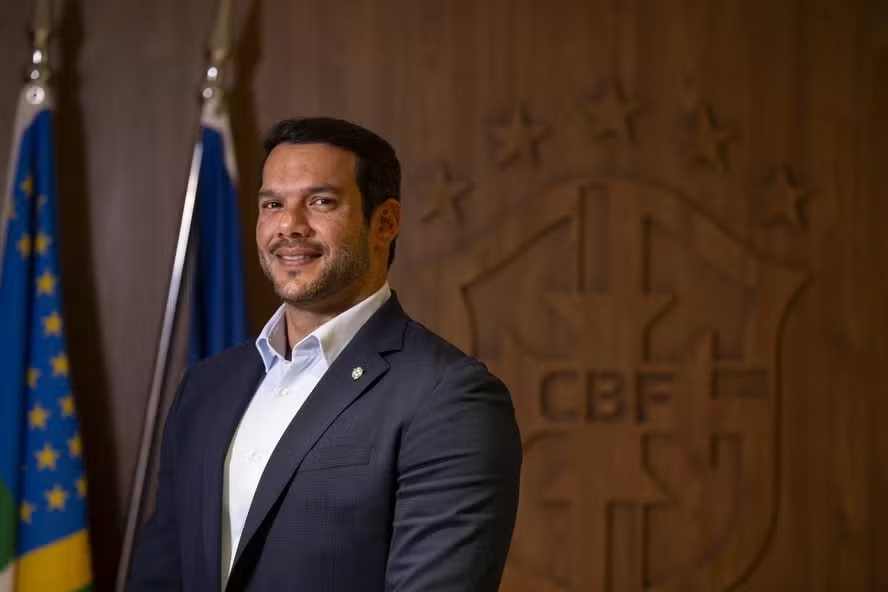 LunaBambam74's tweet photo. Bastidores indicam que #SamirXaud está com os dias contados na presidência da CBF.
Segundo apurações que ganharam força nesta segunda feira, a saída de Samir Xaud do comando da CBF é considerada questão de tempo, com estimativa de cinco a dez dias para sua retirada do cargo https://t.co/wXWYG2MFZK