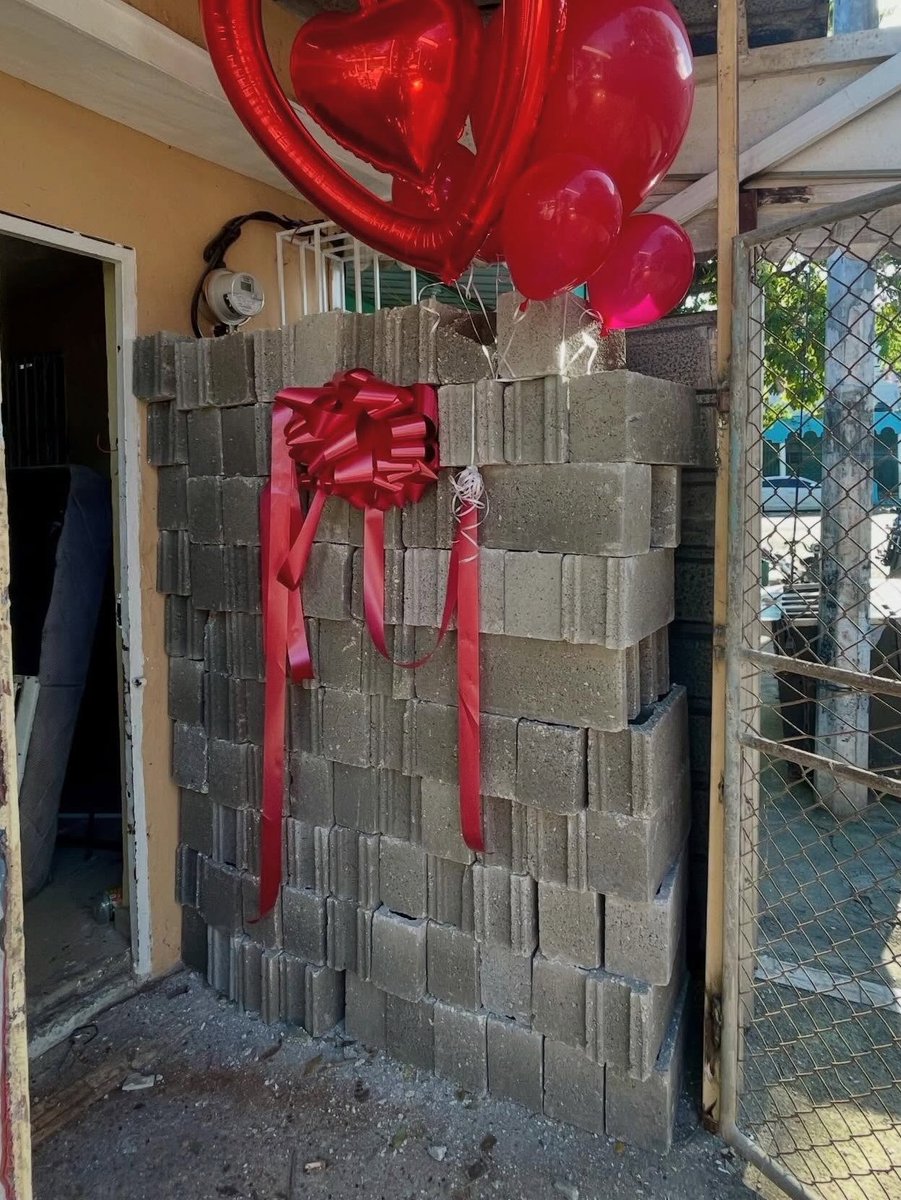 AcervoCharts's tweet photo. Homem presenteia a namorada grávida com blocos de construção para ela realizar o sonho da casa própria. https://t.co/771rCvhqaE