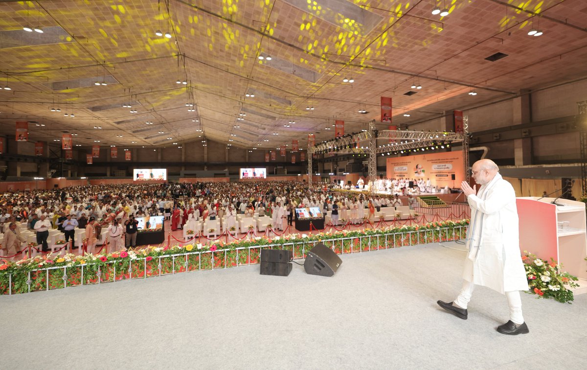 AmitShah's tweet photo. डॉ. श्यामा प्रसाद मुखर्जी जी ने अपने जीवन का क्षण-क्षण और शरीर का कण-कण माँ भारती को समर्पित कर दिया। आज कोलकाता में डॉ. मुखर्जी जी की जयंती के अवसर पर आयोजित कार्यक्रम में उनके व्यक्तित्व और कृतित्व पर आधारित प्रदर्शनी का अवलोकन कर मन भावनाओं से भर गया। देश डॉ. श्यामा प्रसाद मुखर्जी जी के योगदान को कभी नहीं भुला पाएगा।