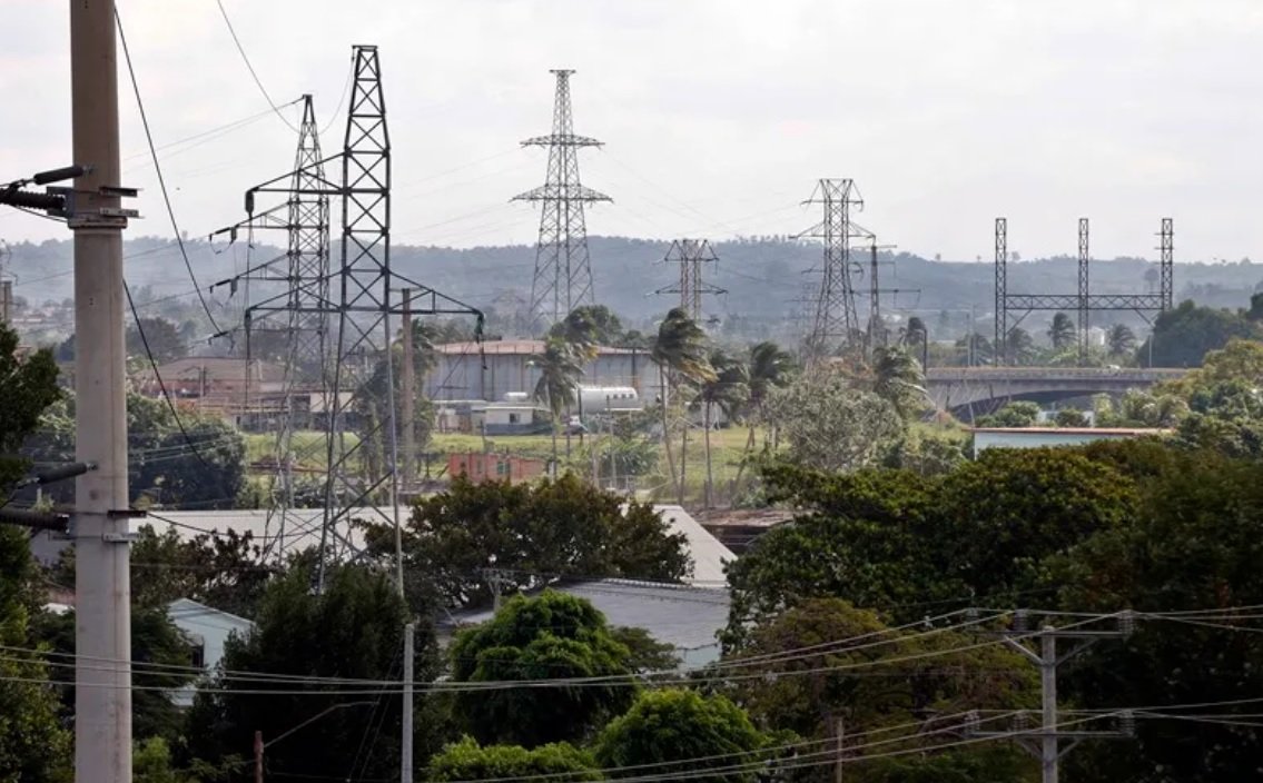 eduardomenoni's tweet photo. 🇨🇺🚨 l ÚLTIMA HORA: La red eléctrica nacional de CUBA sufrió un gran colapso este lunes, lo que dejó sin electricidad a unos 10 millones de personas en la isla caribeña. ¡El comunismo es una mierda!. https://t.co/NArvGvpZTR