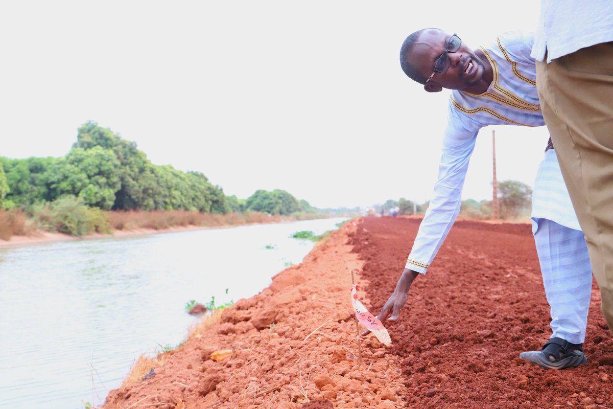FAOMali's tweet photo. 🚜 Les travaux avancent à #Baguinéda !
Grâce au soutien de l’Ambassade du Japon 🇯🇵, ce projet pilote mis en œuvre par @FAOMali contribue à améliorer les infrastructures agricoles, sécuriser l’accès à l’#eau 💧 &amp; renforcer la productivité des exploitations irriguées 🌾 au #Mali 🇲🇱 https://t.co/YXUKz6SvAo
