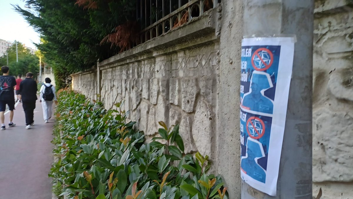 ResmiSCG's tweet photo. İstanbul'da NATO karşıtı afişlerimizi halkla buluşturduk. Hiçbir korkuya benzemez halkını satanların korkusu! https://t.co/zaowmbRUEN