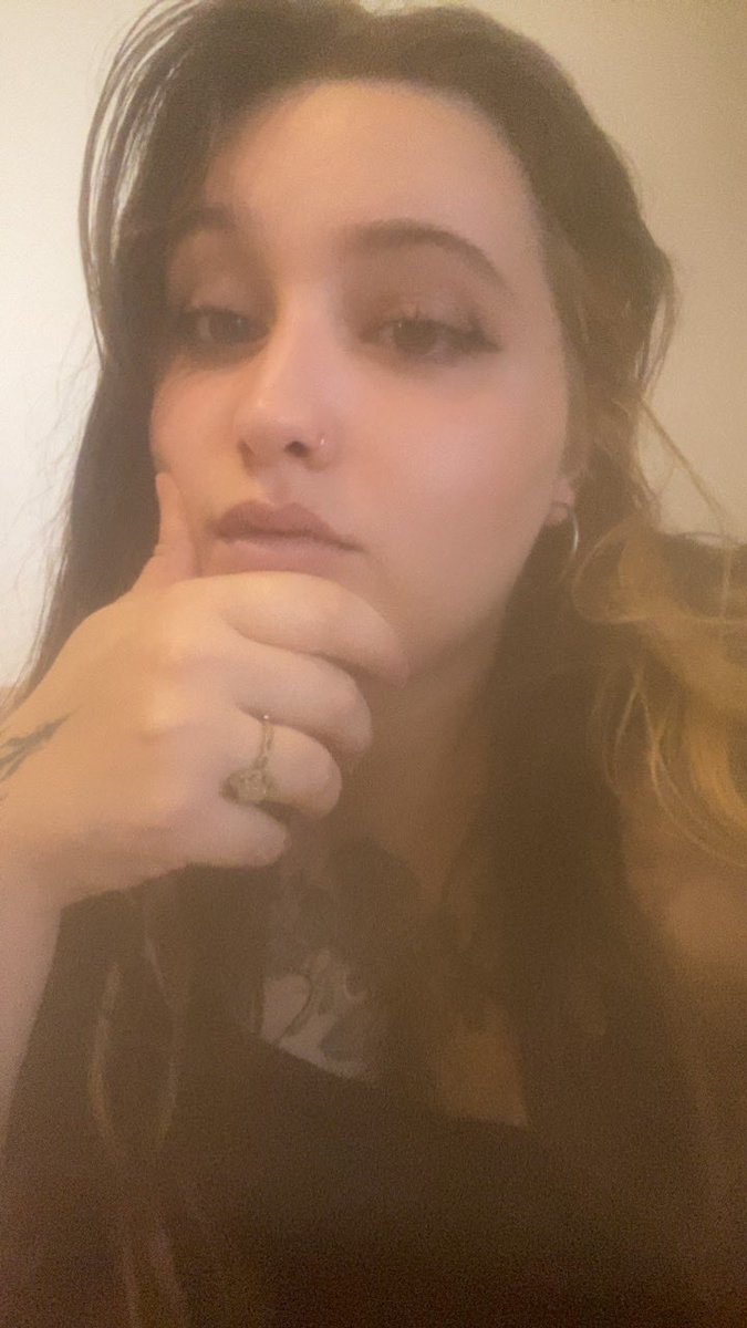 viennacid's tweet photo. j’ai refais mon piercing au nez jsuis une nouvelle personne bisous https://t.co/y9waJ2XUul