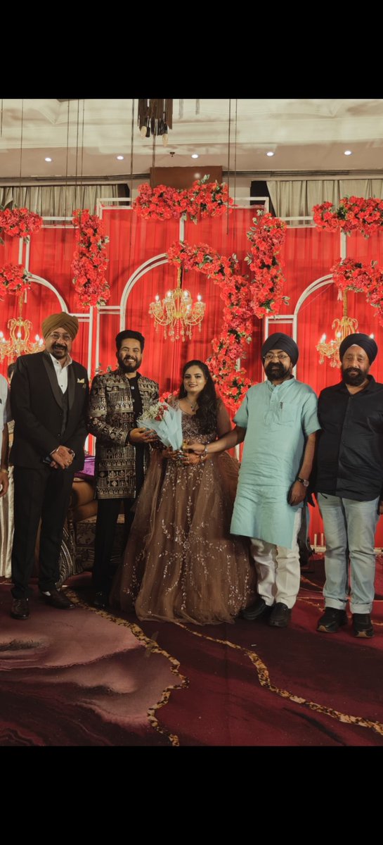 Bsawanni's tweet photo. बिलासपुर निवासी डॉ. चरणजीत सिंह गंभीर जी की सुपुत्री निशा संग मानव के शुभ विवाह समारोह राजनांदगांव में सम्मिलित हुआ। इस पावन एवं मंगलमय अवसर पर नवविवाहित वर-वधू को शुभाशीष प्रदान करते हुए उनके सुखद, समृद्ध एवं सफल दांपत्य जीवन की हार्दिक मंगलकामनाएँ व्यक्त कीं। https://t.co/U24fSxsyay