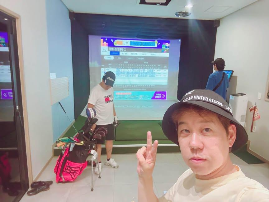 geon_k513's tweet photo. 광란의 밤을 보냈당 ~~
스크린 27���치고 울 이상진대표와 새벽 1시반까지 18홀  끝내고 짬뽕^^**오늘 스케쥴3개 ㅋㅋ행복하당

#최대��
#김재혁
#강토 https://t.co/0Zo3azfYwl