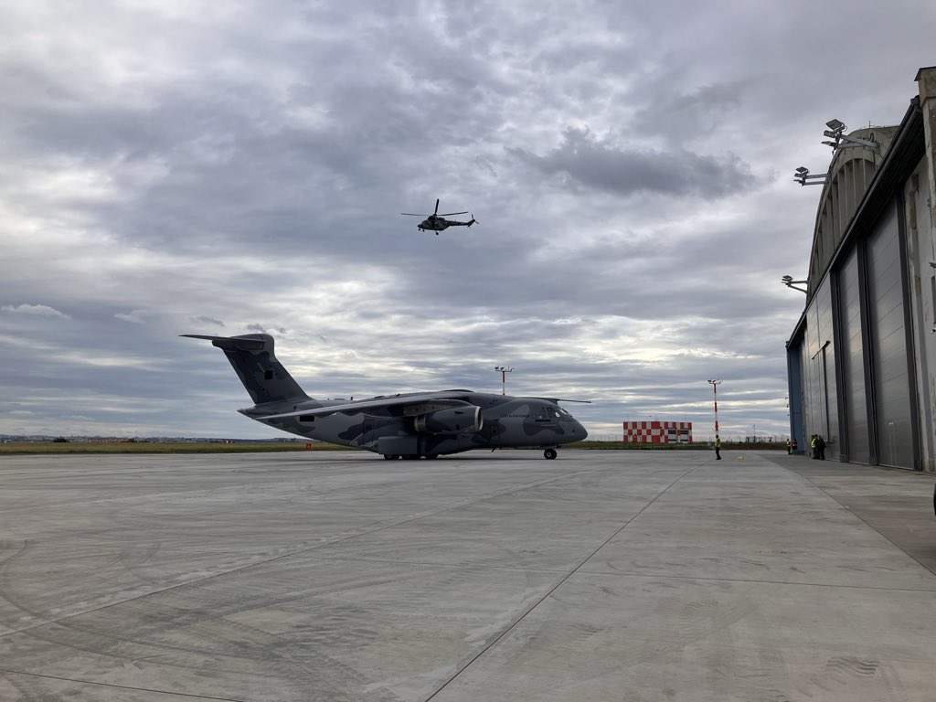 ArmadaCR's tweet photo. Vítej doma! 🇨🇿

Do České republiky přiletěl letoun C-390 Millennium. Každý nový stroj znamená větší schopnosti přepravy vojáků, techniky i materiálu tam, kde je potřeba.✈️ https://t.co/gRnle3L35t