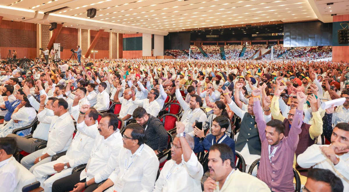 ChaudhryShankar's tweet photo. आदरणीय प्रधानमंत्री श्री @narendramodi जी के नेतृत्व में 5 वर्ष पूर्व सहकारिता के नए युग का सूर्योदय हुआ, जिसे माननीय केंद्रीय गृह एवं सहकारिता मंत्री श्री @AmitShah जी निरंतर नई ऊँचाइयों तक पहुँचा रहे हैं।

सहकारिता के माध्यम से किसानों को समृद्धि, महिलाओं को सशक्तिकरण, युवाओं को स्वावलंबन और देश की अर्थव्यवस्था को नई मजबूती मिल रही है।

आज नई दिल्ली में #SahkarSeSamriddhiKe5Saal के अवसर पर आयोजित विशेष कार्यक्रम में सहभागिता की।