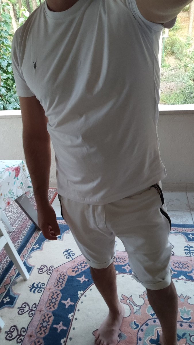 aniemanetcisi's tweet photo. giyecek hiçbir şeyim kalmadığı için komple beyaz olduk bugün. https://t.co/jo7YevNeqI