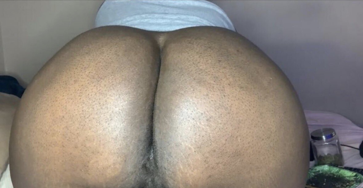 zaummyfans's tweet photo. would you eat it? be honest 🍑 https://t.co/TG0xUOVqXi