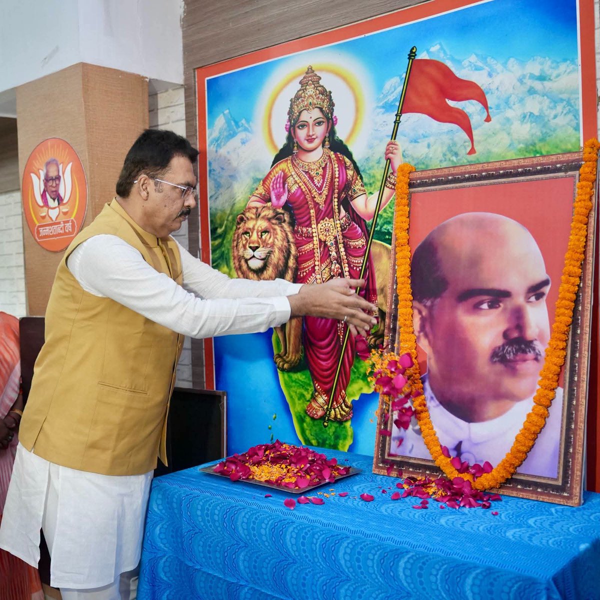 balkrishna3's tweet photo. राष्ट्र की एकता और अखंडता के लिए डॉ. मुखर्जी का योगदान सदैव प्रेरणादायी : संजय सरावगी https://t.co/gZdNxzQVLT https://t.co/pUzWQIG0tm