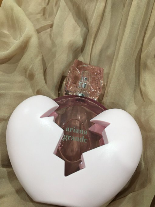 kppalinat's tweet photo. #พร้อมส่ง #น้ำหอมพร้อมส่ง #น้ำหอม

🩵Ariana Grande Thank U Next EdP
🩵กลิ่นหอมหวานของดอกไม้ มัสก์ โปร่งสบาย แต่ยังคงความเซ็กซี่เย้ายวนใจ -จากลูกแพร์ ราสเบอร์รี มะพร้าว 

100ml 🩵1,990 ส่งฟรีค่ะ https://t.co/fXikS6EXfo