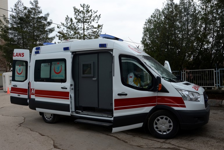 turkhafiza2's tweet photo. Dünya üzerindeki en kahpe terör örgütünün Meskun mahal operasyonları sırasında Diyarbakır Sur'da Ambulanslara ateş açması sonrası kullanılan zırhlı ambulans. Unutulanlar unutanları asla unutmayacak. 

Evvelce gidenlerin asil ruhları şad olsun! https://t.co/0lxoJlPMQ3