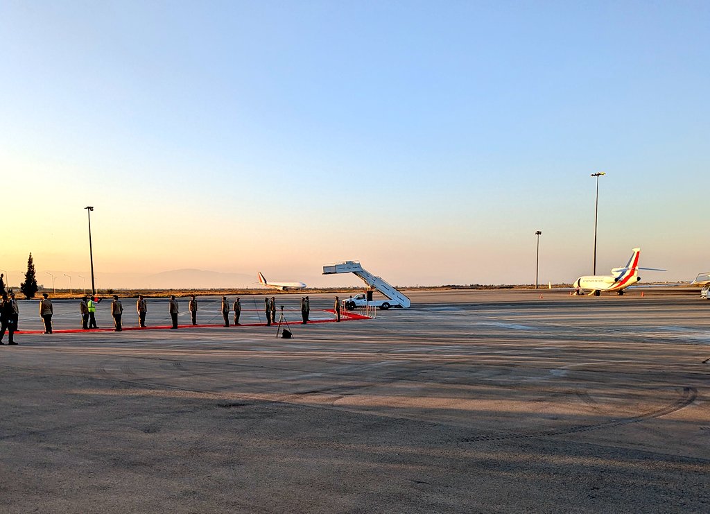FredericSays's tweet photo. Emmanuel Macron est arrivé en Syrie pour une visite d'environ 24 heures. Il doit s'entretenir ce soir en comité restreint avec le président syrien, Ahmed Al Charaa. https://t.co/HEHOSwKqJ5